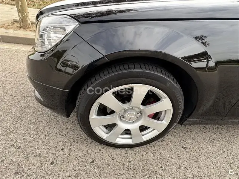 Usado Mercedes C200 136 CV (100 kW) 2009 Negro Berlina
