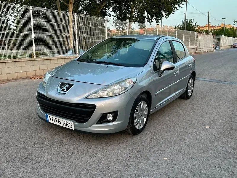 Usado Peugeot 207 68 CV (50 kW) 2013 Gris / plata Berlina