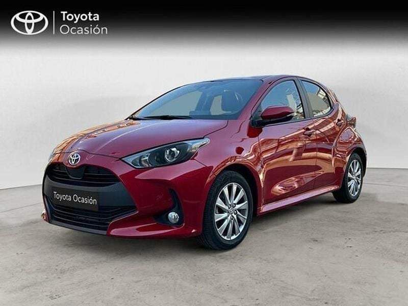 Rojo Usado 2024 Toyota Yaris Hybrid Active Berlina | 22.750 € (Precio justo) - Imagen 1/4