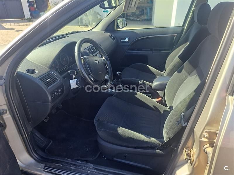 Usado Ford Mondeo Trend 130 CV (95 kW) 2005 Beige Berlina