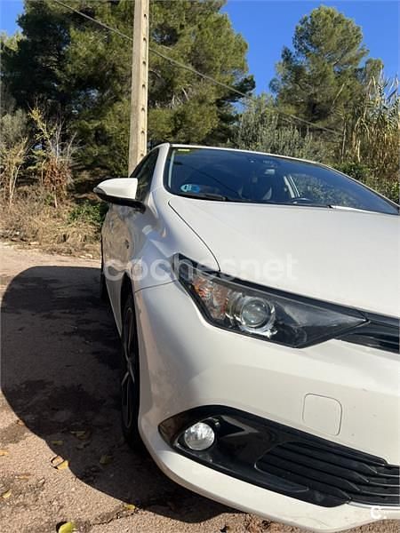 Usado Toyota Auris Hybrid Business Edition 136 CV (100 kW) 2018 Blanco Berlina
