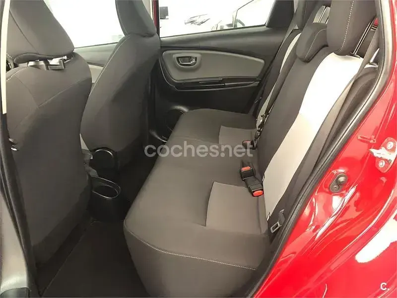 Usado Toyota Yaris Active 69 CV (50 kW) 2020 Rojo Berlina