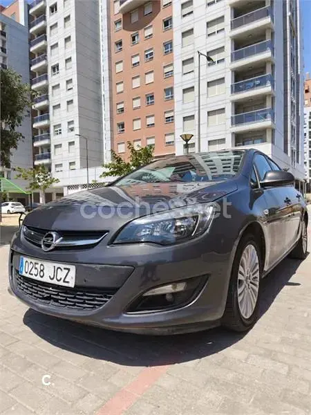 Usado Opel Astra Selective 115 CV (84 kW) 2015 Gris / plata Berlina