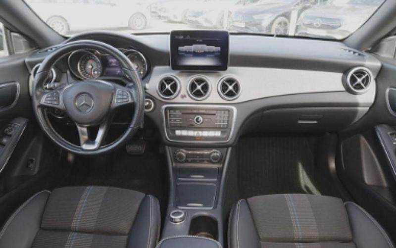 Usado Mercedes CLA220 Shooting Brake 2018 Negro Familiar