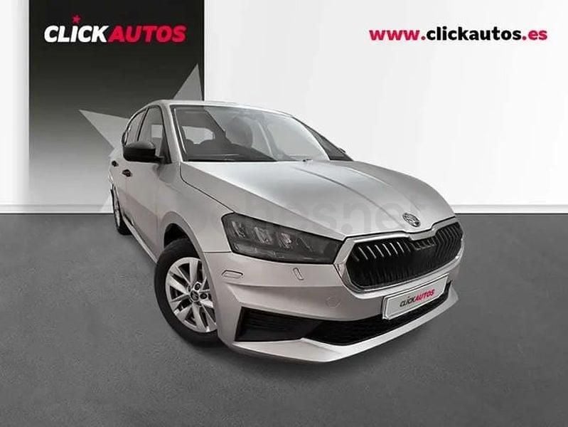 Usado Skoda Fabia Essence 80 CV (58 kW) 2025 Gris / plata Utilitario