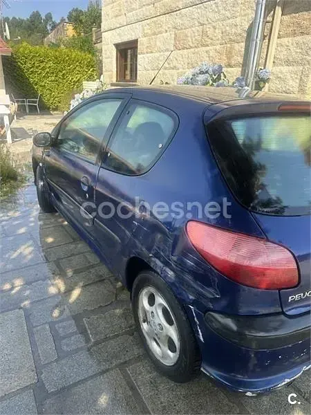 Usado Peugeot 206 90 CV (66 kW) 1999 Azul Utilitario