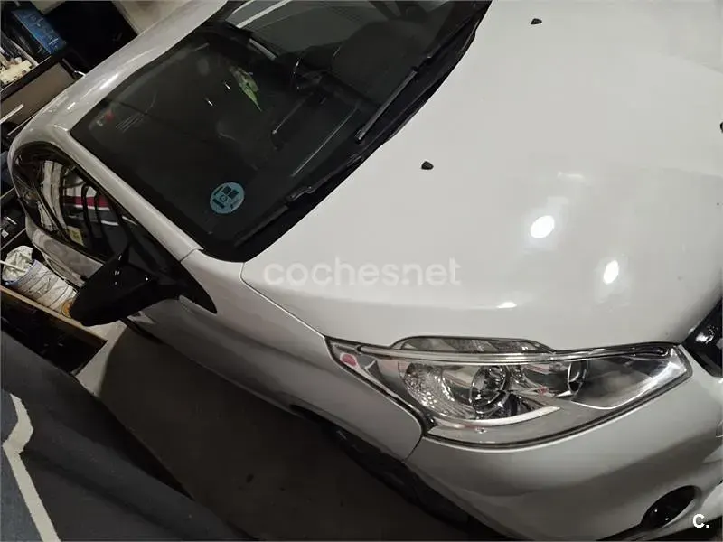 Usado Peugeot 208 Allure 120 CV (88 kW) 2013 Blanco Utilitario