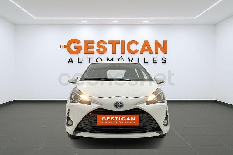 Usado Toyota Yaris Hybrid Active 100 CV (73 kW) 2020 Blanco Berlina