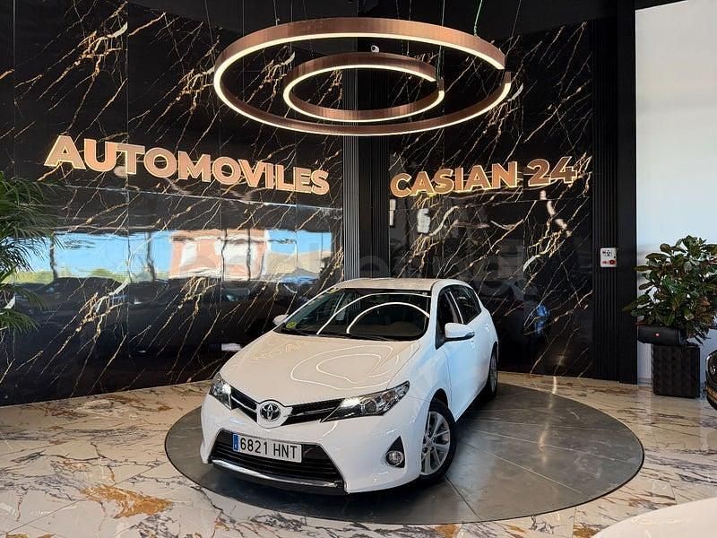 Usado Toyota Auris Active 90 CV (66 kW) 2013 Blanco Berlina