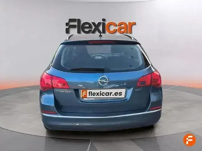 Usado Opel Astra Business 110 CV (80 kW) 2016 Negro Familiar