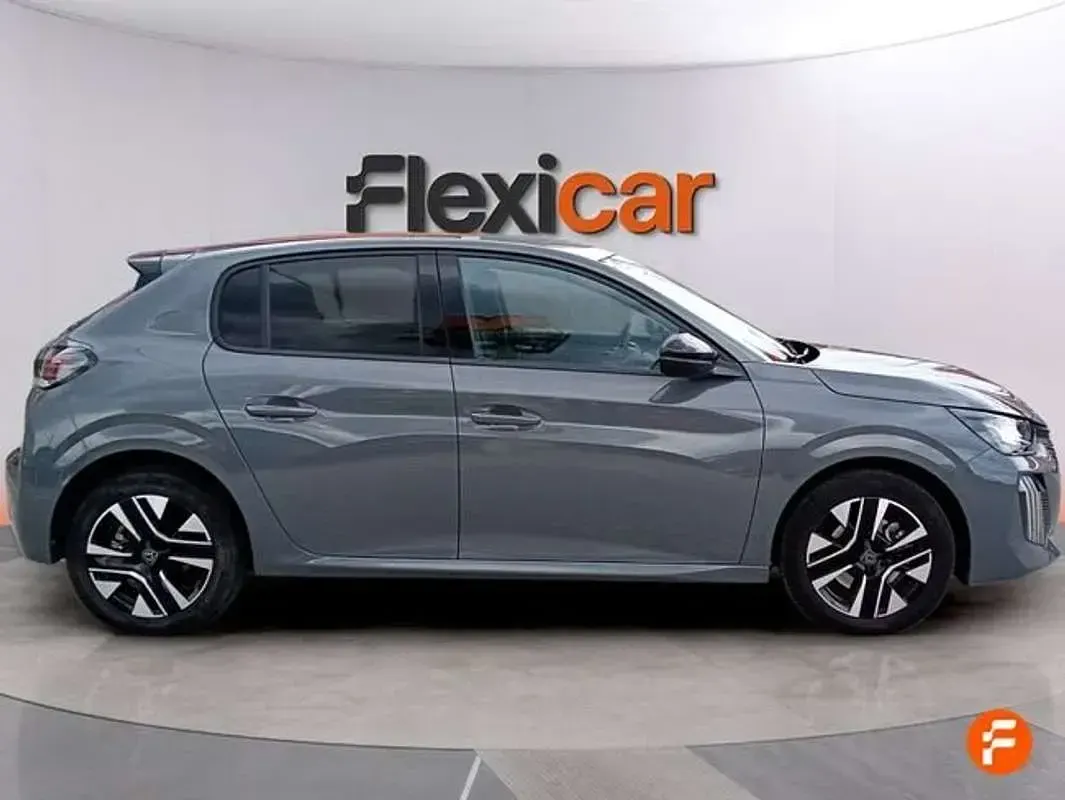 Usado Peugeot 208 Allure 101 CV (74 kW) 2025 Gris Utilitario