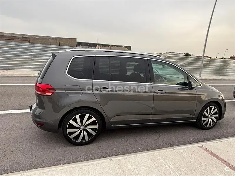 Usado VW Touran Advance 140 CV (102 kW) 2015 Gris / plata Monovolumen