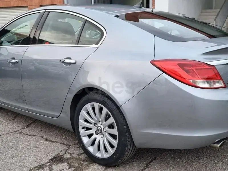Usado Opel Insignia Cosmo 130 CV (95 kW) 2010 Gris / plata Berlina