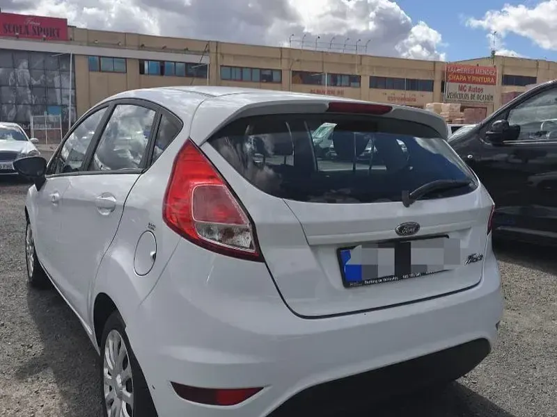Usado Ford Fiesta Trend 95 CV (69 kW) 2017 Blanco Utilitario