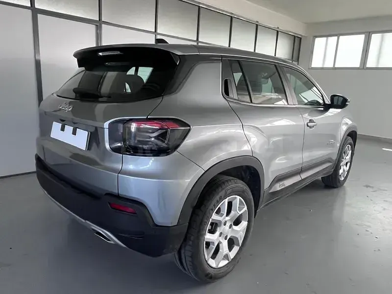 Usado Jeep Avenger Altitude 100 CV (73 kW) 2025 Gris / plata SUV