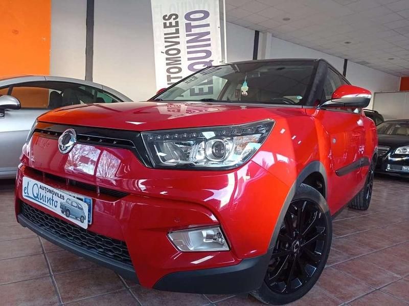 Rojo Usado 2017 Ssangyong (KGM) Tivoli Limited SUV | 12.900 € - Imagen 1/4