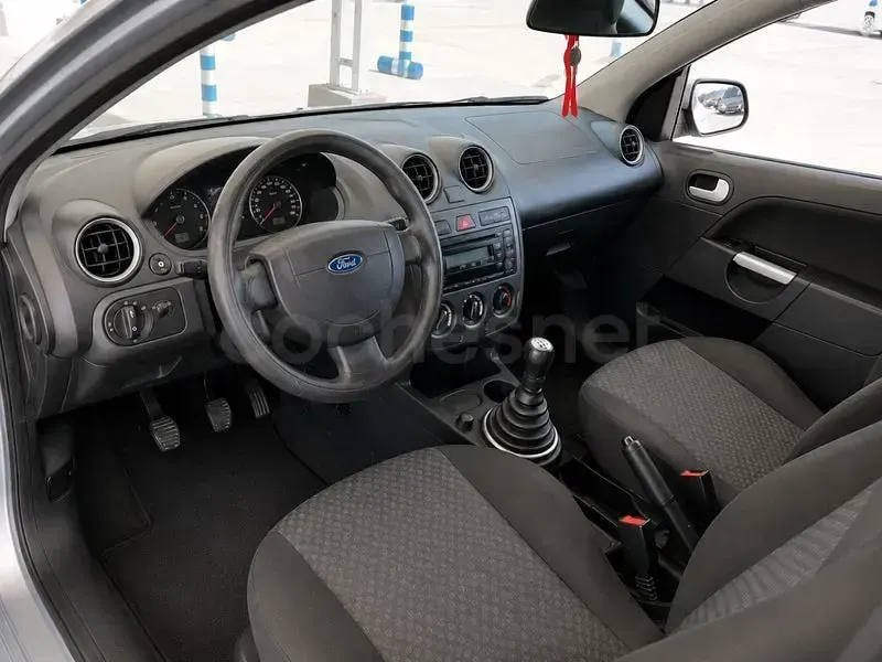 Usado Ford Fiesta Trend 80 CV (58 kW) 2005 Azul Utilitario