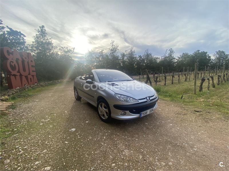 Usado Peugeot 206 110 CV (80 kW) 2002 Gris / plata Descapotable