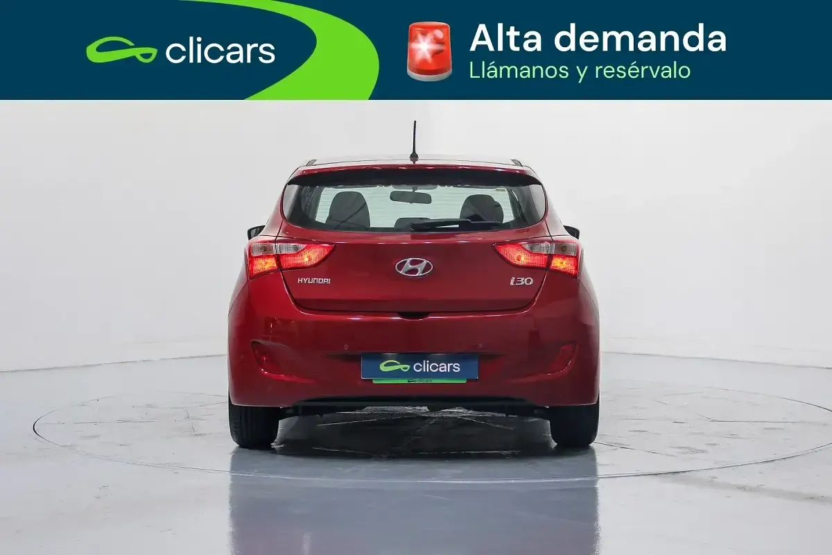 Usado Hyundai i30 90 CV (66 kW) 2016 Rojo Berlina