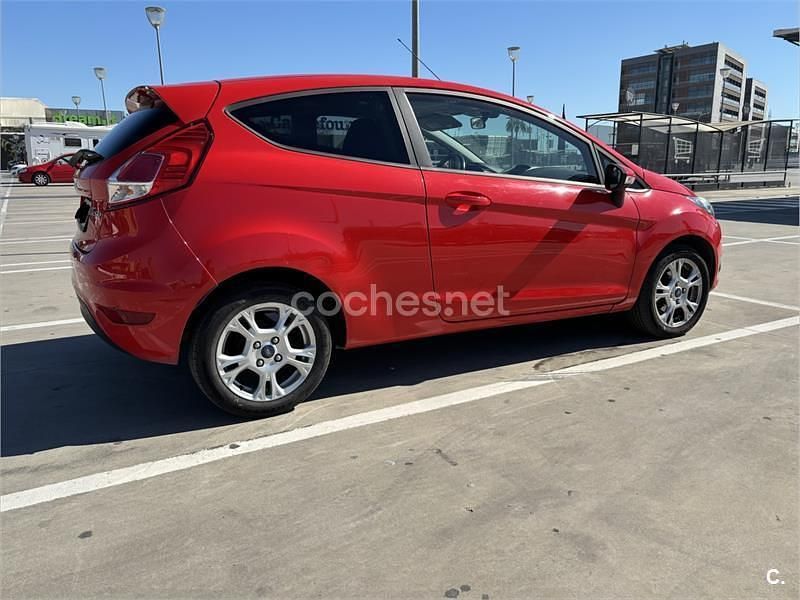 Usado Ford Fiesta Trend 100 CV (73 kW) 2013 Rojo Utilitario