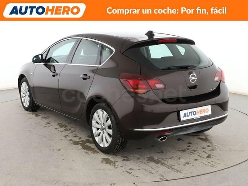 Usado Opel Astra Excellence 140 CV (102 kW) 2014 Marrón Berlina