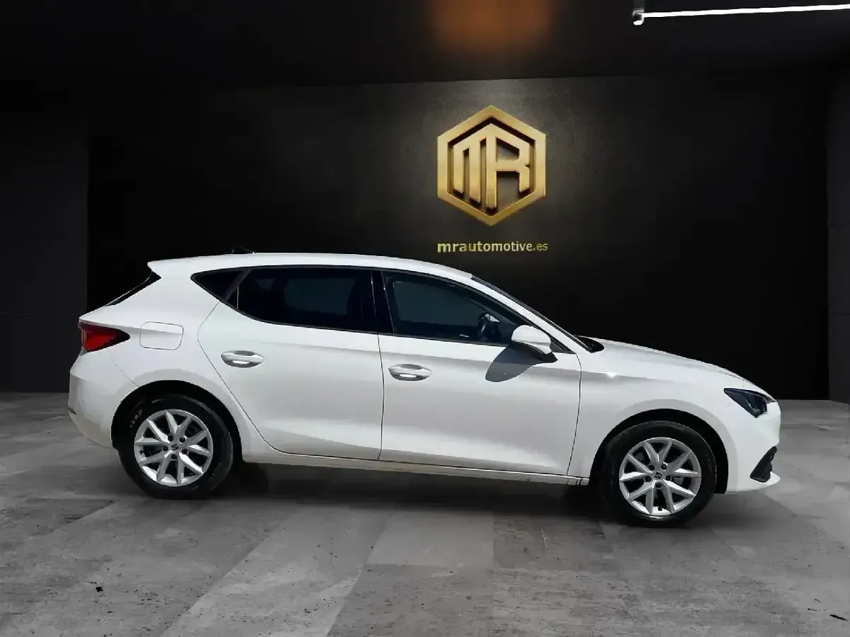 Usado Seat Leon Style 130 CV (95 kW) 2021 Blanco