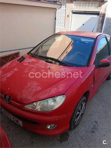 Rojo Usado 2003 Peugeot 206 Berlina | 2700 € (Un poco caro) - Imagen 1/4