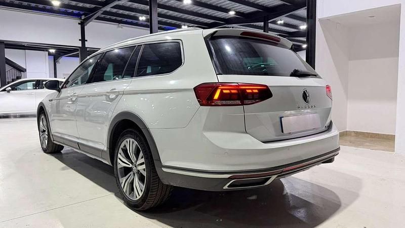 Usado VW Passat Alltrack 200 CV (147 kW) 2022 Blanco Familiar