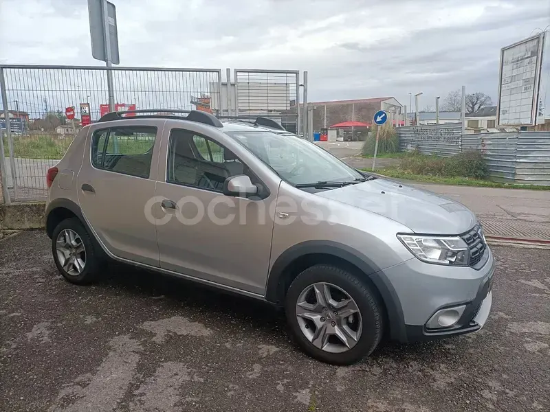 Usado Dacia Sandero Comfort 90 CV (66 kW) 2019 Gris / plata Berlina