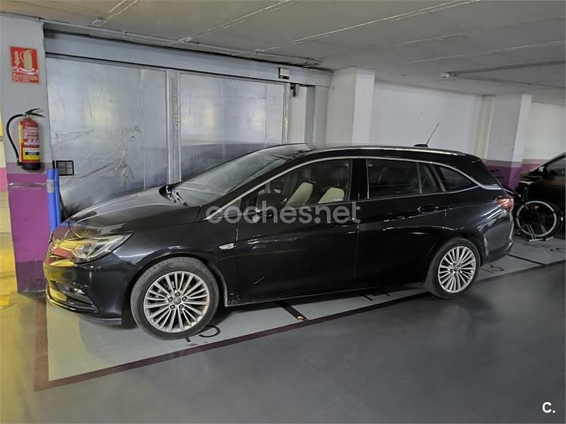 Usado Opel Astra Excellence 150 CV (110 kW) 2016 Negro Familiar