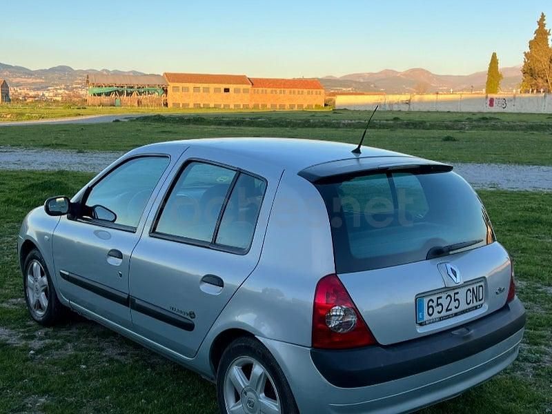 Usado Renault Clio II Expression 100 CV (73 kW) 2004 Gris / plata Berlina