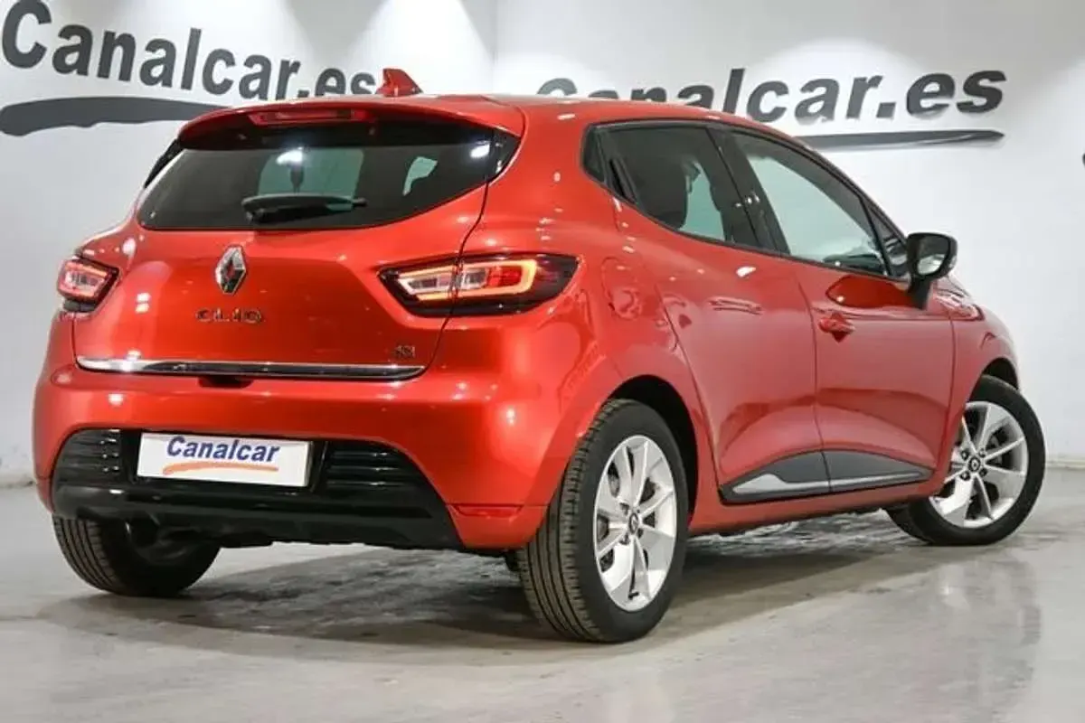 Usado Renault Clio LIMITED 90 CV (66 kW) 2017 Rojo Utilitario