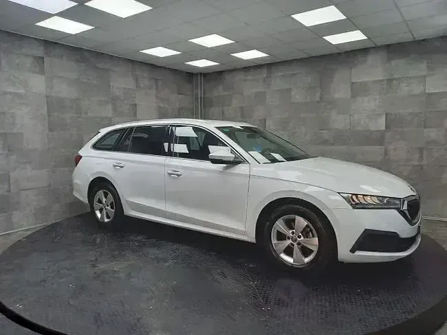 Usado Skoda Octavia 110 CV (80 kW) 2021 Blanco Familiar