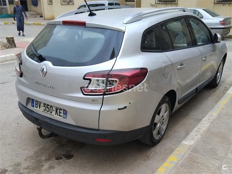 Usado Renault Mégane Dynamique 105 CV (77 kW) 2011 Gris / plata Berlina