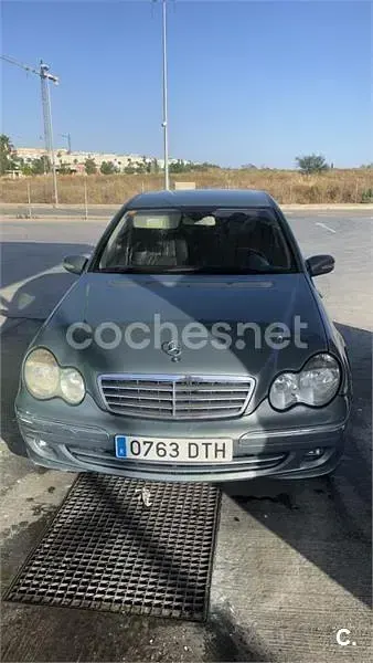 Usado Mercedes C220 Elegance 143 CV (105 kW) 2005 Gris / plata Berlina