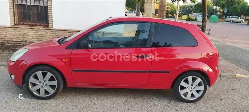 Usado Ford Fiesta Trend 100 CV (73 kW) 2004 Rojo Utilitario