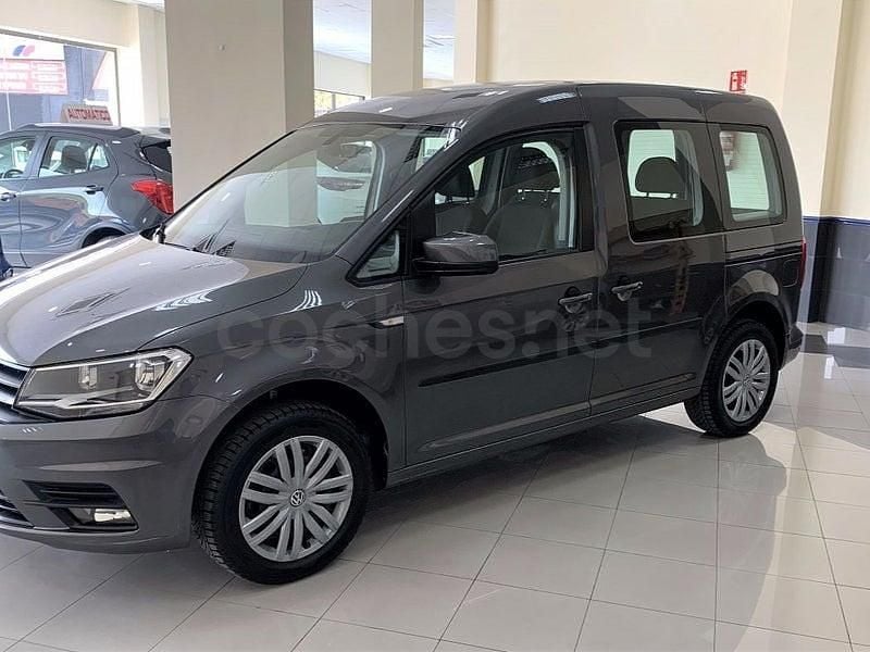 Usado VW Caddy Trendline 125 CV (91 kW) 2018 Gris / plata Monovolumen