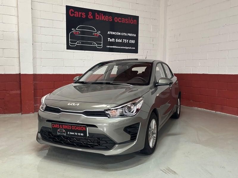Usado Kia Rio 84 CV (61 kW) 2022 Verde Berlina