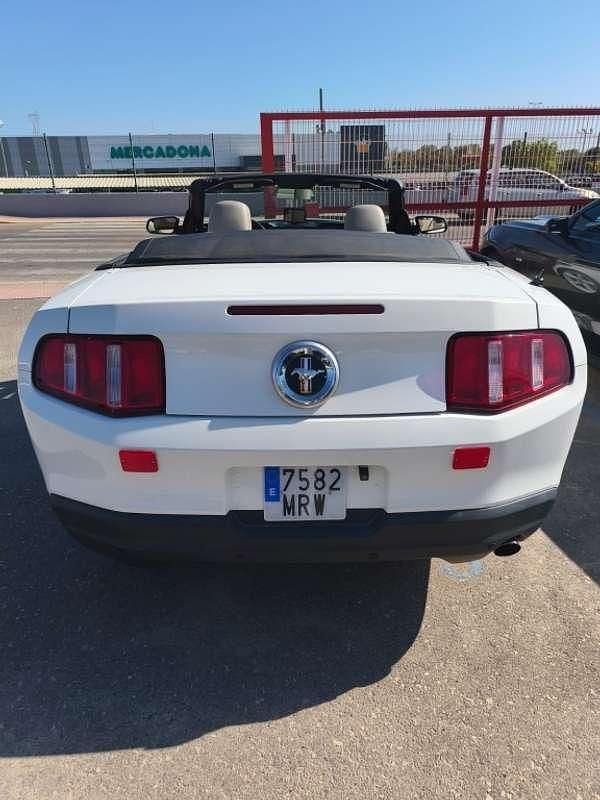 Usado Ford Mustang 305 CV (224 kW) 2012 Blanco Descapotable