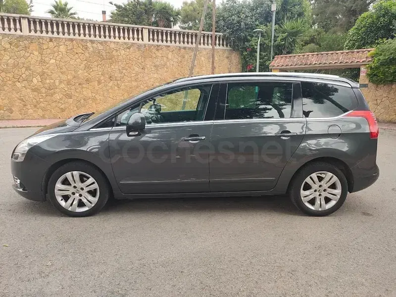 Usado Peugeot 5008 Allure 163 CV (119 kW) 2012 Gris / plata Monovolumen