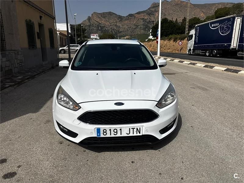 Usado Ford Focus Trend 125 CV (91 kW) 2016 Blanco Berlina