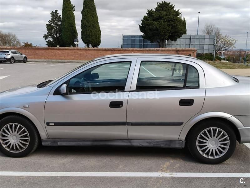 Usado Opel Astra Comfort 82 CV (60 kW) 1999 Gris / plata Berlina