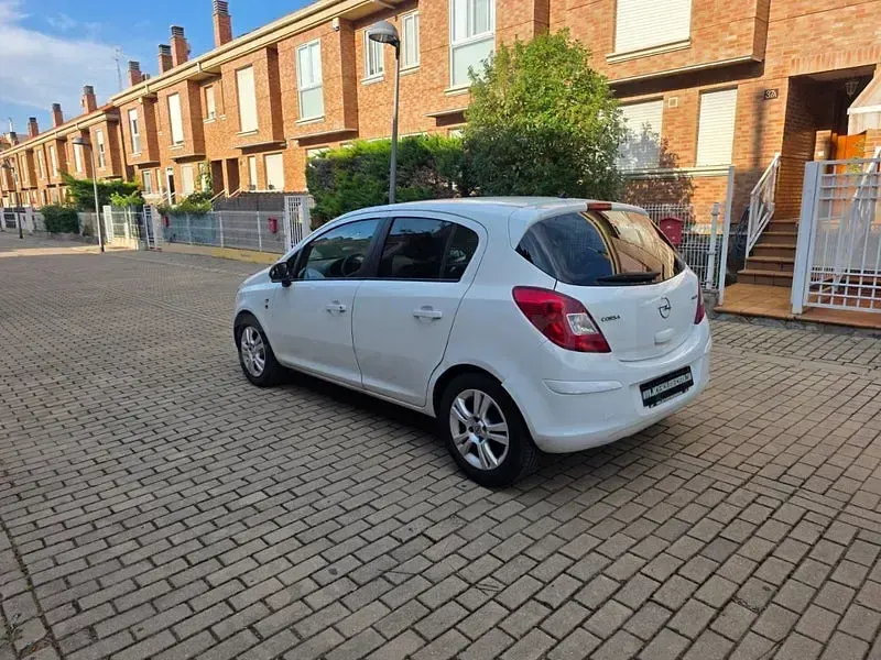 Usado Opel Corsa Cosmo 75 CV (55 kW) 2010 Blanco Utilitario