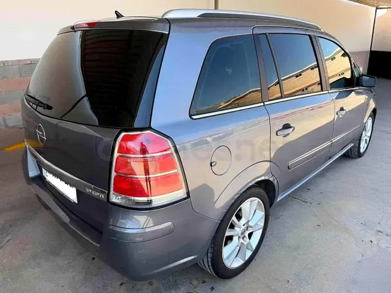 Usado Opel Zafira Cosmo 120 CV (88 kW) 2006 Gris / plata Monovolumen