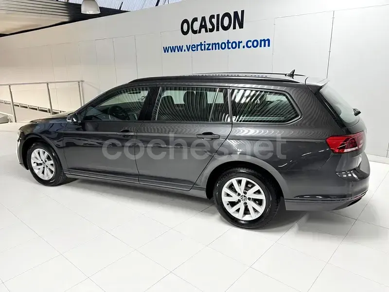 Usado VW Passat 122 CV (89 kW) 2021 Gris / plata Familiar
