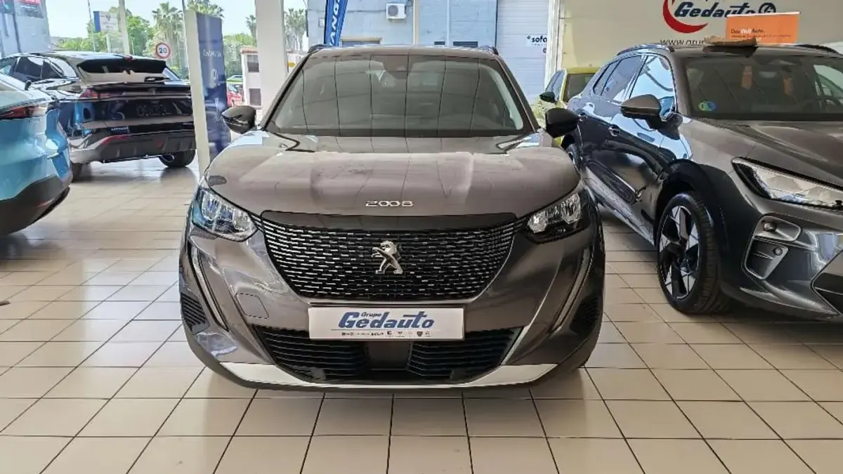 Usado Peugeot 2008 Allure 131 CV (96 kW) 2022 Gris SUV