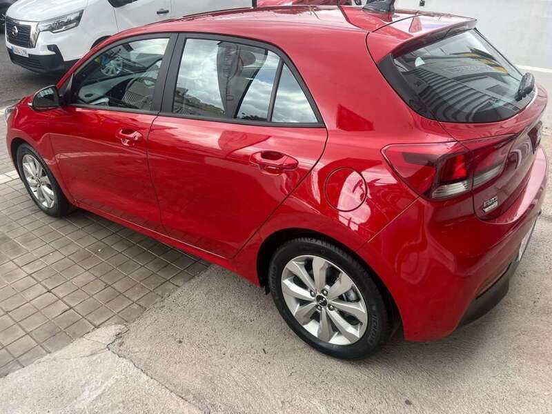 Usado Kia Rio 101 CV (74 kW) 2022 Rojo Utilitario
