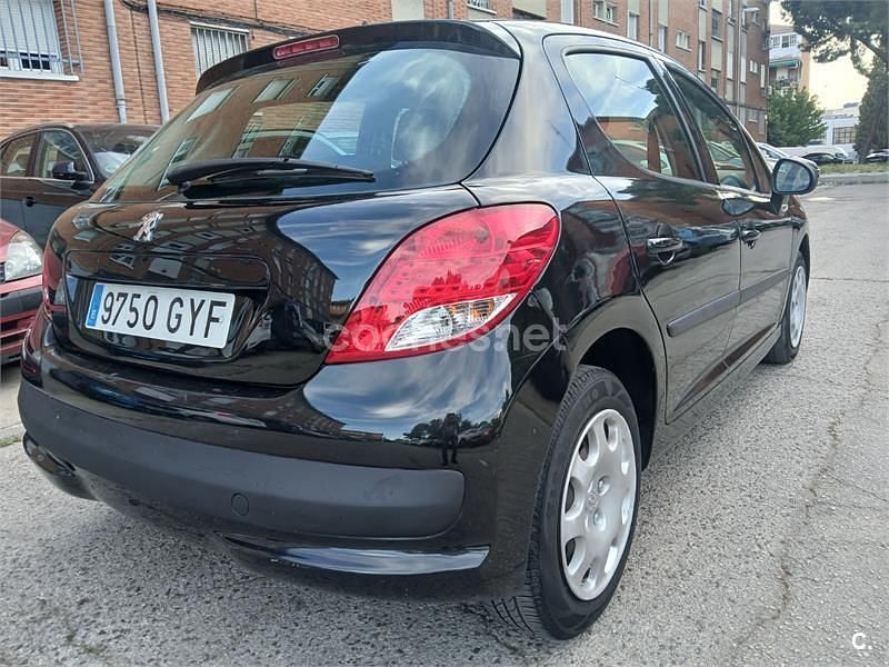 Usado Peugeot 207 70 CV (51 kW) 2010 Negro Berlina