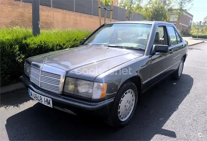 Usado Mercedes 190 126 CV (92 kW) 1987 Negro Berlina