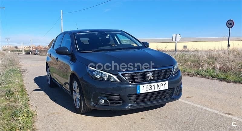 Usado Peugeot 308 Access 110 CV (80 kW) 2018 Gris / plata Berlina